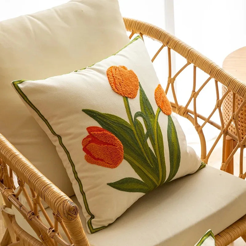 Capa de Almofada Bordada Tulipa em Algodão (45x45cm)