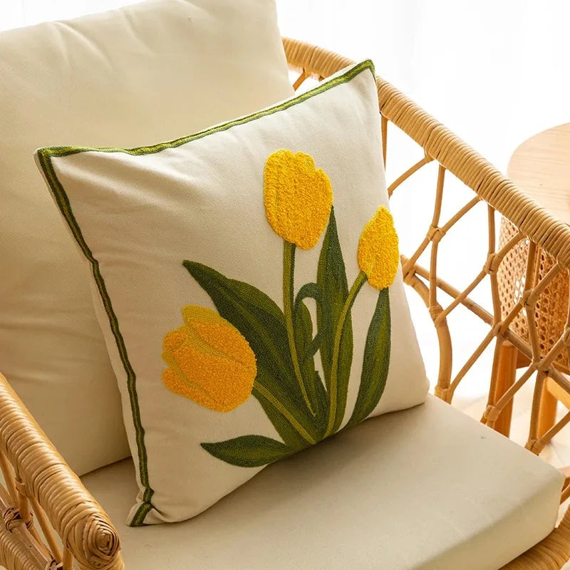 Capa de Almofada Bordada Tulipa em Algodão (45x45cm)