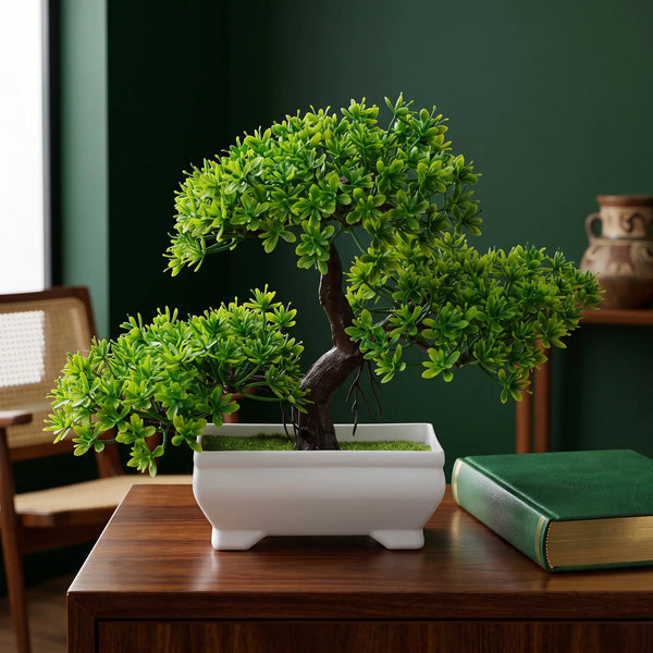Mini bonsai artificial decorativo verde em vaso branco sobre mesa de madeira, decoração sala de estar