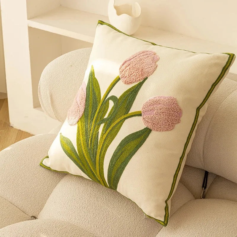 Capa de Almofada Bordada Tulipa em Algodão (45x45cm)