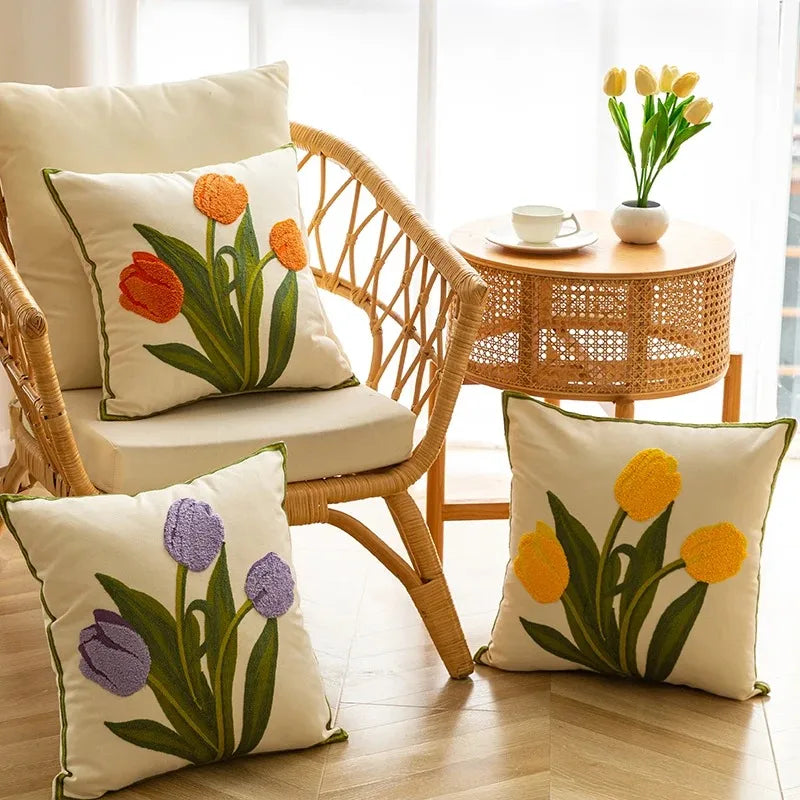Capa de Almofada Bordada Tulipa em Algodão (45x45cm)