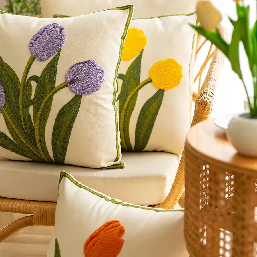 Capa de Almofada Bordada Tulipa em Algodão (45x45cm)