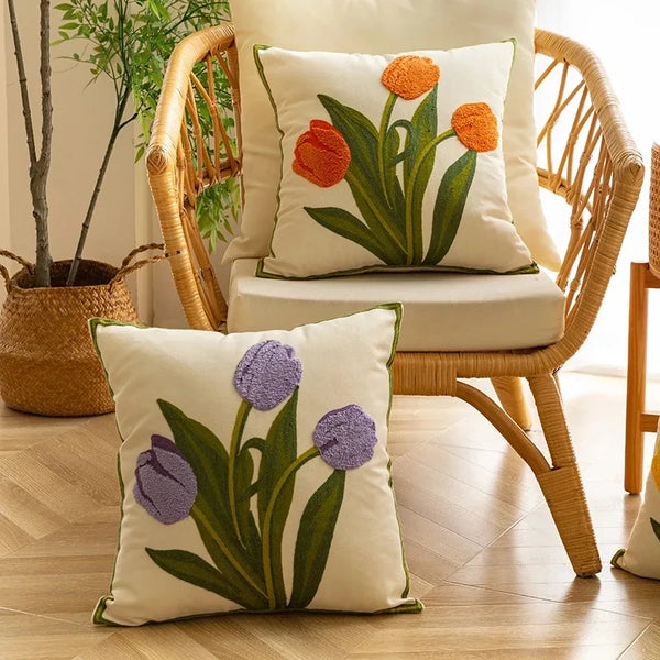 Capa de Almofada Bordada Tulipa em Algodão (45x45cm)