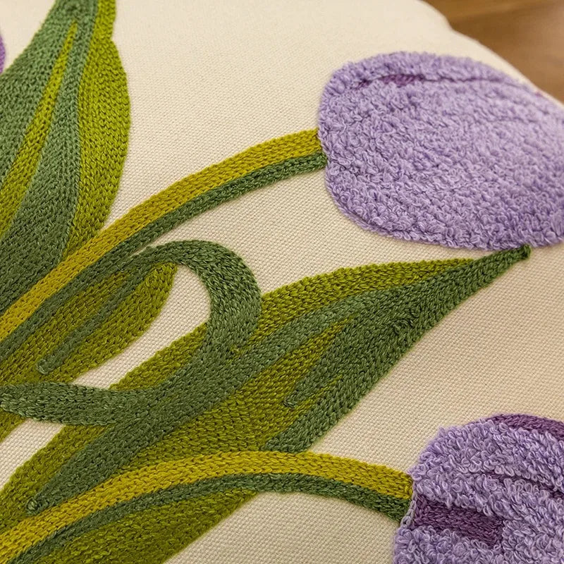 Capa de Almofada Bordada Tulipa em Algodão (45x45cm)