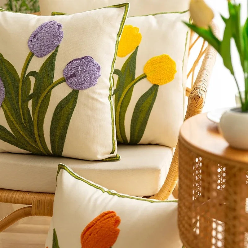 Capa de Almofada Bordada Tulipa em Algodão (45x45cm)