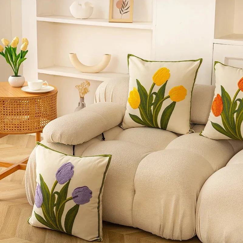 Capa de Almofada Bordada Tulipa em Algodão (45x45cm)
